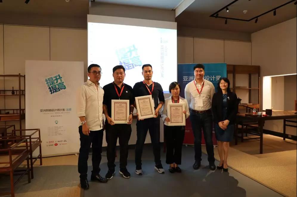 王春龍先生、曾偉云先生和朱月容女士分別為黃曉星、薛剛和郭月華頒獎